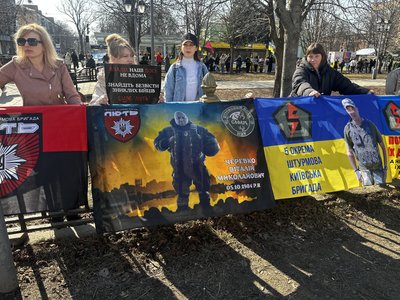 У Полтаві містяни зібралися на акцію, аби нагадати про військовополонених У Полтаві містяни зібралися на акцію, аби нагадати про військовополонених