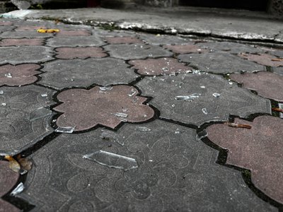 Уламки, скло, розбиті вікна, обстріл, атака РФ Уламки, скло, розбиті вікна, обстріл, атака РФ