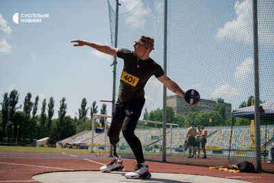 Учасник відбору до Ігор нескорених 2025 змагається у метанні диска у Києві 1 червня 2024 року Учасник відбору до Ігор нескорених 2025 змагається у метанні диска у Києві 1 червня 2024 року