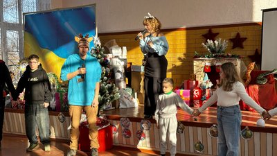 "Олені Святого Миколая" волонтери вітають дітей-переселенців з Донеччини Кам'янське Дніпропетровська область 5 січня 2025 рік "Олені Святого Миколая" волонтери вітають дітей-переселенців з Донеччини Кам'янське Дніпропетровська область 5 січня 2025 рік