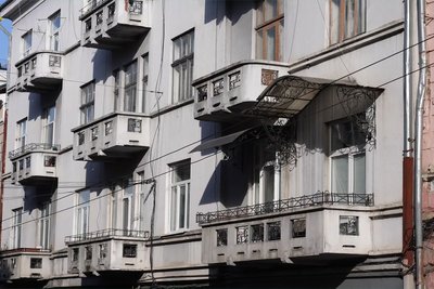 Багатоквартирний будинок на одній із вулиць Чернівців Багатоквартирний будинок на одній із вулиць Чернівців