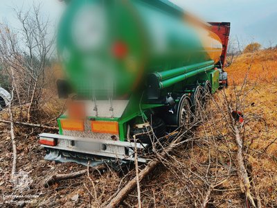 На волинській трасі п'яний водій бензовоза з'їхав у кювет На волинській трасі п'яний водій бензовоза з'їхав у кювет