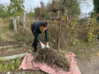 Іноді до місць поховань ведуть знаки: черкащанка прибирає могили та веде блог у ТікТоці Іноді до місць поховань ведуть знаки: черкащанка прибирає могили та веде блог у ТікТоці