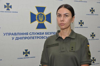 Жителька Дніпра два тижні прожила з уламками російської ракети під вікном Жителька Дніпра два тижні прожила з уламками російської ракети під вікном
