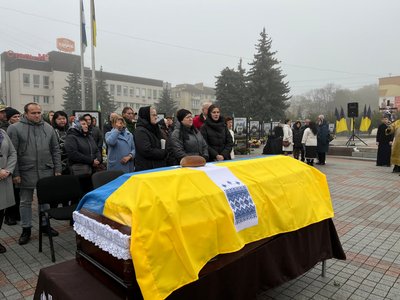 Був бойовим медиком: попрощались з військовим Русланом Гловою у Рівному Був бойовим медиком: попрощались з військовим Русланом Гловою у Рівному