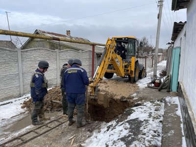 "Цивільні та інфраструктура — для них мішень" Як обстріли і морози впливають на водопостачання у Херсоні "Цивільні та інфраструктура — для них мішень" Як обстріли і морози впливають на водопостачання у Херсоні