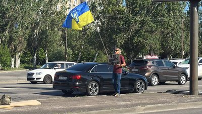 У Дніпрі вшанували пам'ять військових, загиблих внаслідок теракту в Оленівці У Дніпрі вшанували пам'ять військових, загиблих внаслідок теракту в Оленівці