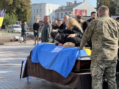 У Рівному попрощалися з військовими Олександром Скиданюком та Вадимом Костюкевичем У Рівному попрощалися з військовими Олександром Скиданюком та Вадимом Костюкевичем