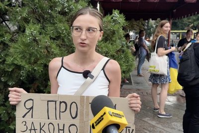 Київ, Дніпро та Одеса протестують проти ухваленого Радою законопроєкту, що нівелює незалежність НАБУ та САП Київ, Дніпро та Одеса протестують проти ухваленого Радою законопроєкту, що нівелює незалежність НАБУ та САП