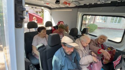 «Все палає, ховають у дворах»: «Білі янголи» евакуювали 12 жителів Дружківки «Все палає, ховають у дворах»: «Білі янголи» евакуювали 12 жителів Дружківки