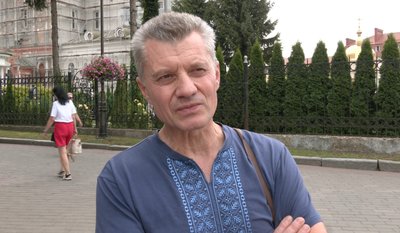 Прощання з загиблим на війні Миколою Сищиком — брат бійця Леонід Сищик Прощання з загиблим на війні Миколою Сищиком — брат бійця Леонід Сищик