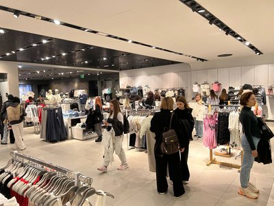 У Києві відновили роботу магазини Zara: подекуди вишикувалися черги до примірочних У Києві відновили роботу магазини Zara: подекуди вишикувалися черги до примірочних