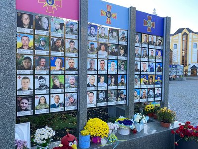 Тисяча днів повномасштабної війни: у Вінниці вшанували пам'ять загиблих оборонців Тисяча днів повномасштабної війни: у Вінниці вшанували пам'ять загиблих оборонців