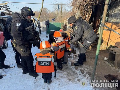 На Сумщині "білі янголи" евакуювали маму з трьома дітьми