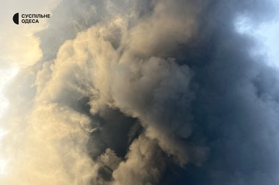 Стовп диму, пошкоджений будинок та вибиті вікна: фото наслідків атаки на Одесу 10 березня Стовп диму, пошкоджений будинок та вибиті вікна: фото наслідків атаки на Одесу 10 березня