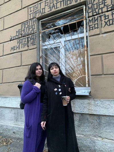 «Світ болить як хворе горло». У Дніпрі на пошкодженому через удар РФ гуртожитку з'явились рядки Максима «Далі» Кривцова «Світ болить як хворе горло». У Дніпрі на пошкодженому через удар РФ гуртожитку з'явились рядки Максима «Далі» Кривцова