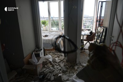 «У даху дірка»: мешканці пошкодженої під час атаки РФ багатоповерхівки в Одесі розповіли про момент удару «У даху дірка»: мешканці пошкодженої під час атаки РФ багатоповерхівки в Одесі розповіли про момент удару