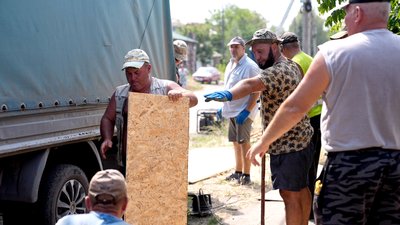 Жителям Слов'янська видають будівельні матеріали для ремонту пошкоджених російським обстрілом осель Жителям Слов'янська видають будівельні матеріали для ремонту пошкоджених російським обстрілом осель