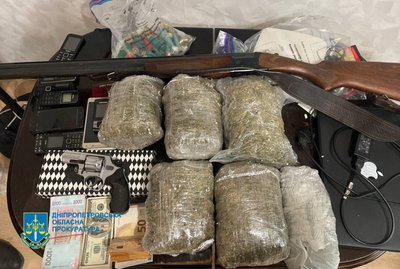 До 50 мільйонів гривень прибутку. На Дніпропетровщині викрили 10 людей за підозрою у збуті наркотиків До 50 мільйонів гривень прибутку. На Дніпропетровщині викрили 10 людей за підозрою у збуті наркотиків