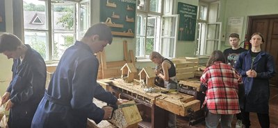 студенти коледжу виготовили будиночки для комах