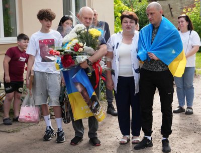 До Бердичева після майже 4 років російського полону повернувся військовий Євген Климчук До Бердичева після майже 4 років російського полону повернувся військовий Євген Климчук