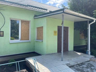 Пошкоджені будівлі та OSB-листи замість вікон: як живе село Самотоївка на Сумщині після обстрілів Пошкоджені будівлі та OSB-листи замість вікон: як живе село Самотоївка на Сумщині після обстрілів
