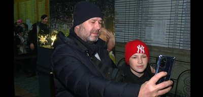Хмельничанин Олексій прийшов подивитись на "Золотий м'яч" разом із сином Владиславом
