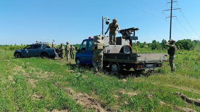 У Полтаві волонтери передали прожектори мобільній вогневій групі ППО, аби збивати БпЛА У Полтаві волонтери передали прожектори мобільній вогневій групі ППО, аби збивати БпЛА
