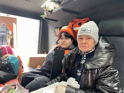 "Наша хата тряслася від обстрілів": жінку з дитиною евакуювали з Ворожби "Білі Янголи" "Наша хата тряслася від обстрілів": жінку з дитиною евакуювали з Ворожби "Білі Янголи"