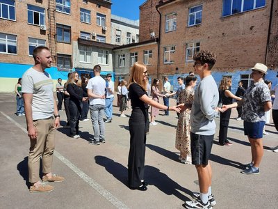 "Ти і я Україна": одинадцятикласники Кропивницького присвятили випускний вальс перемозі "Ти і я Україна": одинадцятикласники Кропивницького присвятили випускний вальс перемозі