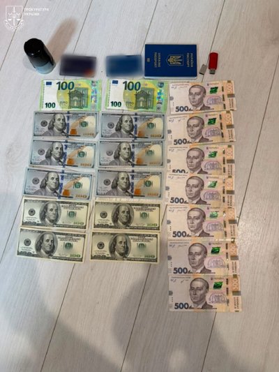 Інвалідність за $4000: в Одесі трьох медиків підозрюють в організації виїзду чоловіків за кордон Інвалідність за $4000: в Одесі трьох медиків підозрюють в організації виїзду чоловіків за кордон