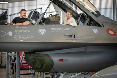 Зеленський та прем'єр-міністерка Данії Фредеріксен у винищувачі F-16 Зеленський та прем'єр-міністерка Данії Фредеріксен у винищувачі F-16
