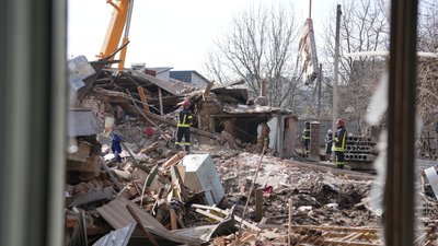 війна хмельницький, обстріл Хмельницького 22 березня, розбір завалів Хмельницький, ДСНС, рятувальники розбирають завали