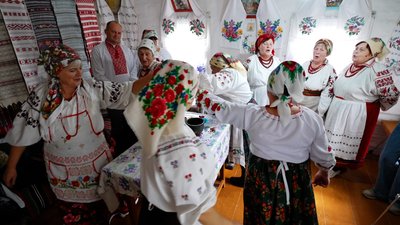 Обряд сукання весільної свічки зберігають жительки села на Житомирщині Обряд сукання весільної свічки зберігають жительки села на Житомирщині