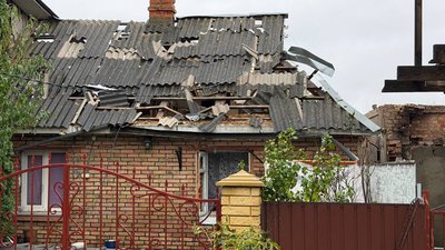 Пошкоджені листки шифер у будинку Пошкоджені листки шифер у будинку