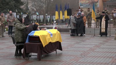 Із загиблим добровольцем Василем Карпюком попрощались у Рівному Із загиблим добровольцем Василем Карпюком попрощались у Рівному