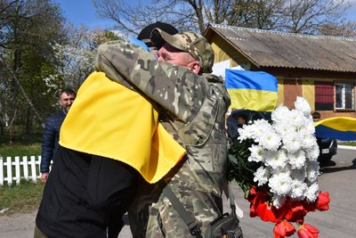 Звільненого з російського полону бійця Василя Новака зустріли на Рівненщині Звільненого з російського полону бійця Василя Новака зустріли на Рівненщині