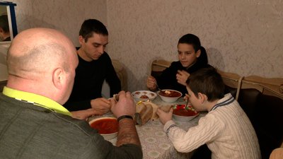 Багатодітна родина з Сумщини переїхала на Чернігівщину через збільшення обстрілів Багатодітна родина з Сумщини переїхала на Чернігівщину через збільшення обстрілів