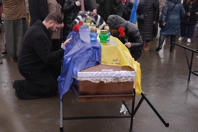 "Тут немає їхніх матерів — ми повинні були прийти": у Чернівцях поховали сімох невпізнаних бійців "Тут немає їхніх матерів — ми повинні були прийти": у Чернівцях поховали сімох невпізнаних бійців