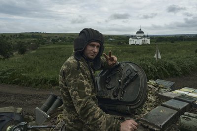 Український військовий поблизу Бахмута, 17 червня 2023 Український військовий поблизу Бахмута, 17 червня 2023