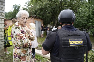 Психолог поруч із жителькою будинку у Новобаварському районі Харкова Психолог поруч із жителькою будинку у Новобаварському районі Харкова