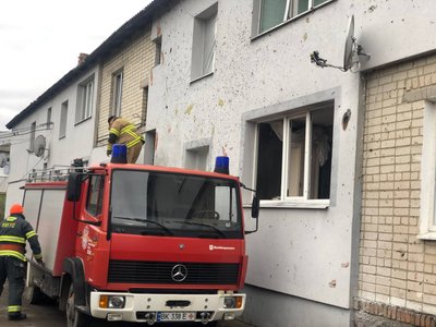 Пошкоджені два будинки, три господарські споруди й три автомобілі через обстріл на Рівненщині Пошкоджені два будинки, три господарські споруди й три автомобілі через обстріл на Рівненщині