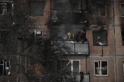 Рятувальник гасить пожежу в будинку в Салтівському районі Харкова 3 лютого 2026 року