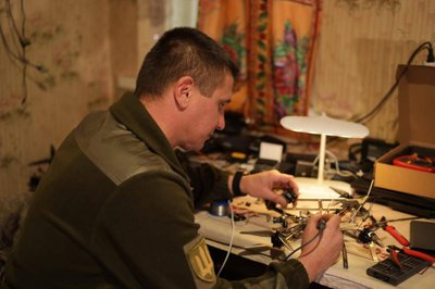 Військовий Борис "Фіксик" ремонтує та вдосконалює FPV-дрони на Сумщині Військовий Борис "Фіксик" ремонтує та вдосконалює FPV-дрони на Сумщині