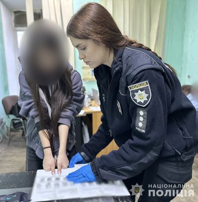 В Одесі двох дівчат підозрюють у підпалах автівок за гроші В Одесі двох дівчат підозрюють у підпалах автівок за гроші