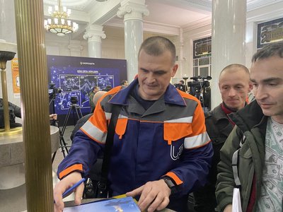 "Воїни світла. Воїна добра": у Києві погасили поштові марки про енергетиків та комунальників "Воїни світла. Воїна добра": у Києві погасили поштові марки про енергетиків та комунальників