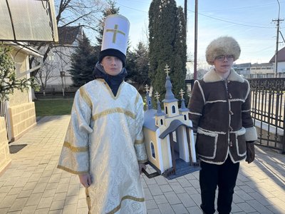 Колядувати з 80-річною вертеп-церковцею в Ужгороді ходили прихожани греко-католицької парафії Колядувати з 80-річною вертеп-церковцею в Ужгороді ходили прихожани греко-католицької парафії