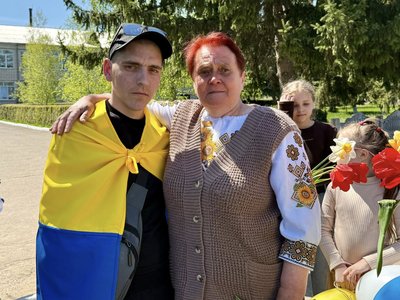 На Вінниччині зустріли звільненого з полону Едуарда Арсенчука На Вінниччині зустріли звільненого з полону Едуарда Арсенчука