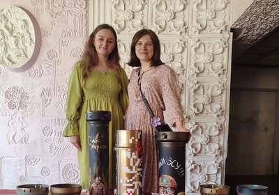 Художниця Катерина Бойко і волонтерка Ольга Цісаренко Художниця Катерина Бойко і волонтерка Ольга Цісаренко