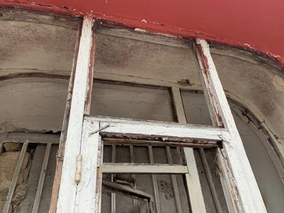 Як волонтери реставрують автентичні вікна в червоному корпусі університету Шевченка Як волонтери реставрують автентичні вікна в червоному корпусі університету Шевченка